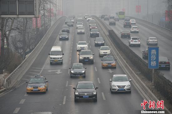 资料图：北京三环主辅路上车流行驶。中新网记者 金硕摄