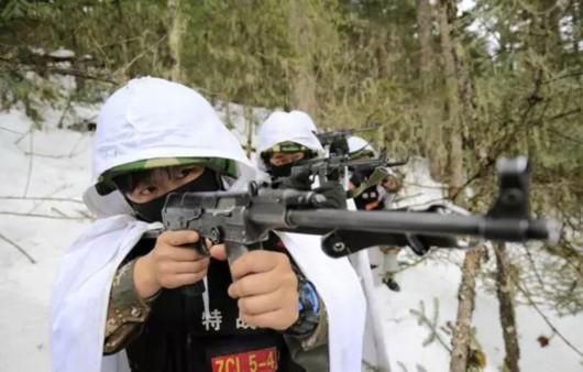 与男性相比,女性身体性能天生就有差异,娇娇女子是怎样练就与男兵媲美的结果?胡连长的谜底是:“苦练加巧练,从量变到质变。”
