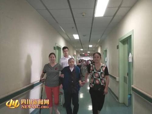 今日上午，刘婆婆在两个女儿的陪同下到华西第二医院做术后复查。图片来源：四川新闻网。