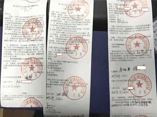 民警调查发现,驾驶员张某驾照时假的,上面照片也是被篡改过的。