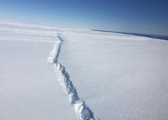  南极过去曾出现震撼的裂缝。（资料图片）