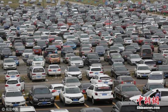 资料图：2016年10月3日，浙江省舟山市朱家尖停车场停满了“自驾游”的小车。 图片来源：视觉中国
