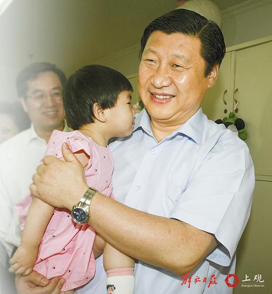 图为2007年5月31日，习近平到上海市儿童福利院看望慰问。