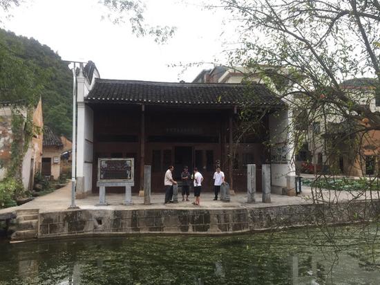 救护所由红五师设立,因来不及转移重伤员,百余名红军战士遭国民党反动派及当地土豪劣绅捆绑沉入酒海井。