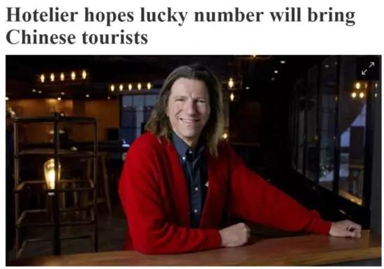 他确保酒店电话号码尽可能多的包含数字8，因为他觉得这样可以吸引更多的中国游客。