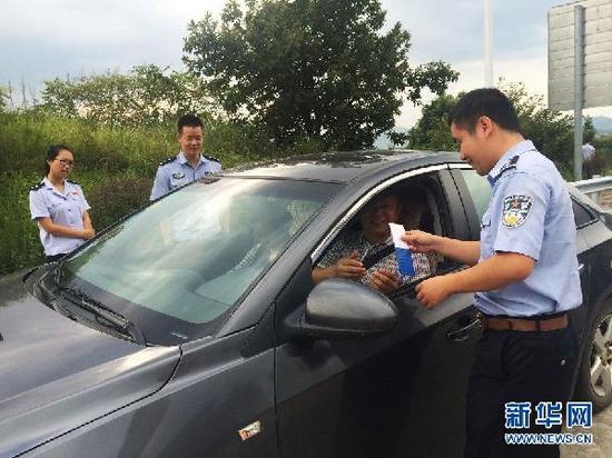 在泉南高速莲花收费站,江西省萍乡市莲花县纪委暗访督察组在检查公车私用情况(2016年9月14日摄)。新华社记者 赖星 摄