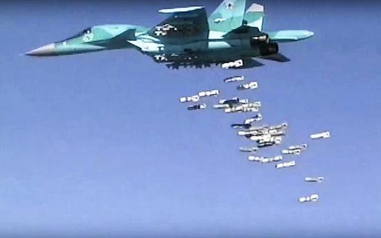 资料：俄罗斯战机对叙利亚“伊斯兰国”目标发动空袭。（新华/美联）