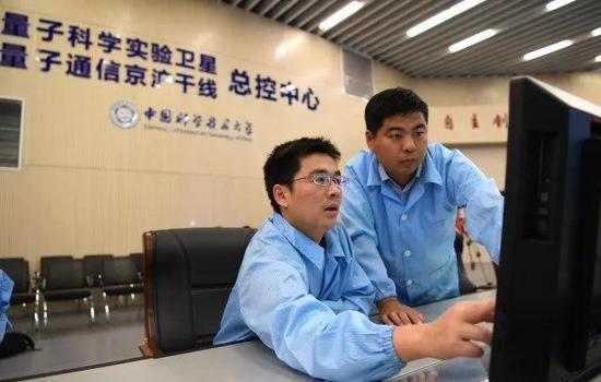 9月29日，科研人员在位于安徽合肥的中国科学技术大学先进技术研究院量子通信“京沪干线”总控中心工作。