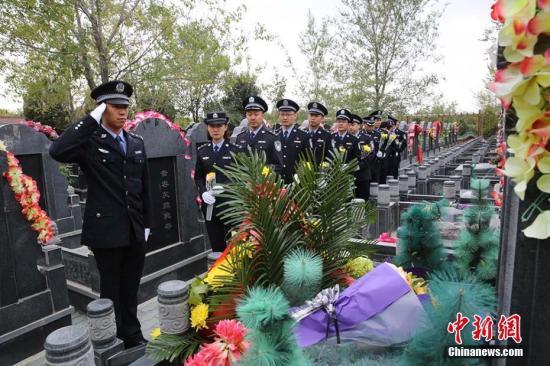 资料图新疆兵团公安举行公安烈士公祭活动。吴海涛 摄