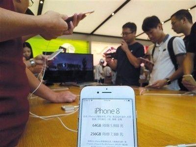 ▲2017年9月22日，广州，顾客在试用iPhone8。图/视觉中国