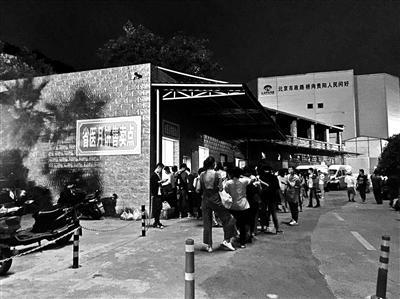 贵阳市民为购买月饼昼夜排队