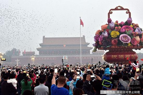 2017年10月1日，祖国华诞68岁。图为11.5万人齐聚天安门看升旗。（图片来源：tuku.qianlong.com）。马志江摄 千龙网发