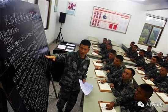 某舟桥旅组织驾驶员学习陆军司令员的慰问信。