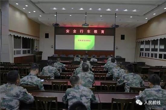 某舟桥旅组织驾驶员进行安全行车教育。