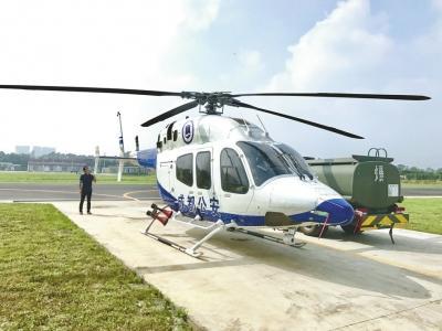 封面新闻直播警用直升机国庆巡航。
