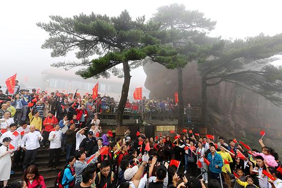 游客在黄山风景区。视觉中国 图
