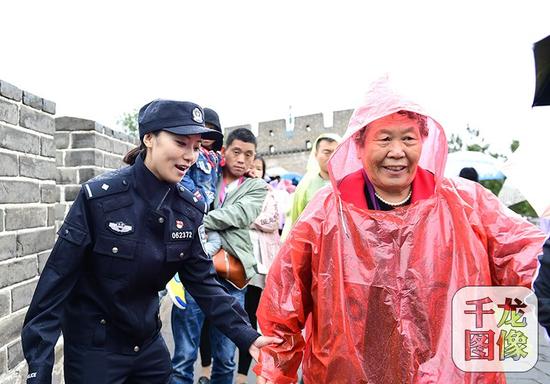  国庆节、中秋节两节到来，北京市公安局全员在岗，坚守一线，保障群众的生命财产安全。图为长城民警帮助游客。北京警方供图 千龙网发