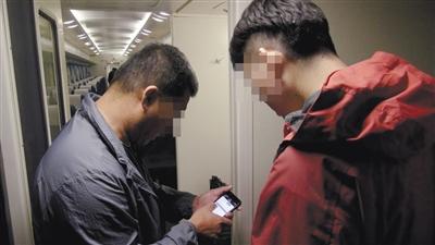 反扒队员正在查看列车时刻表。警方供图
