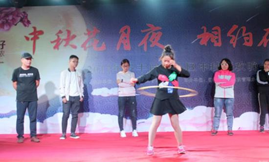 在容城县社区办组织的大型文艺晚会上,现场观众也积极参与进来。