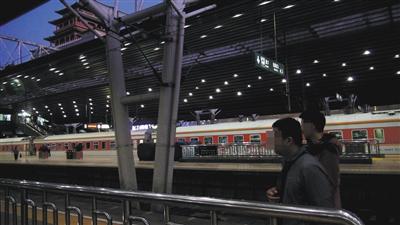 国庆节清晨,反扒队员早早来到站区巡控。警方供图