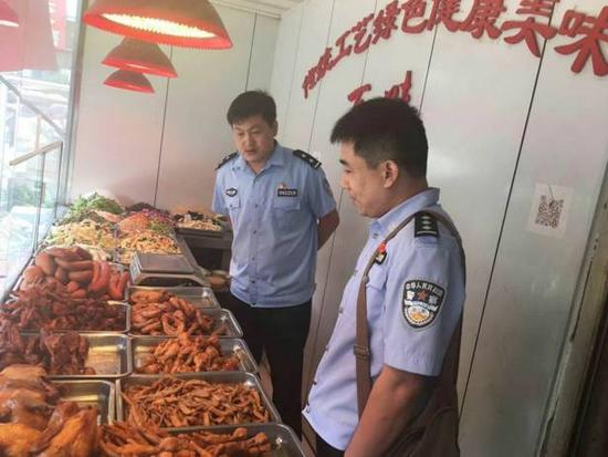 容城县公安局食品药品保卫大队检查食品安全。