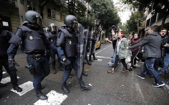 1507061160675865.jpg “公投”当日,西班牙国家警察与当地民众发生暴力冲突(法新社)