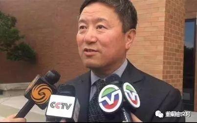 ▲法律援助律师王志东接受媒体采访,分析案件后面的走向。图片来自美国中文网