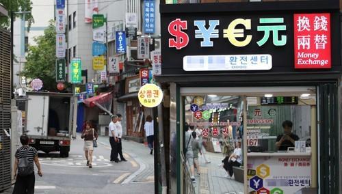 1507188420505721.jpg 冷清的韩国购物街明洞。