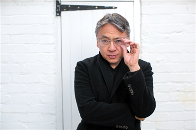石黑一雄(Kazuo Ishiguro) 日裔英国小说家,新晋诺贝尔文学奖得主。1954年生于日本长崎,1960年随家人移居英国,曾获1989年布克奖、大英帝国勋章、法国艺术及文学骑士勋章。代表作有《远山淡影》《浮世画家》《长日留痕》《无可慰藉》《上海孤儿》《被掩埋的巨人》等。