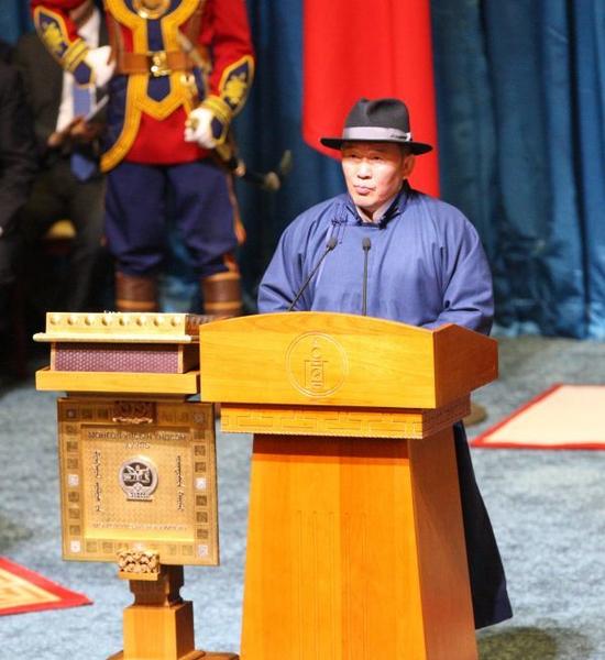 ▲7月10日，蒙古国新总统巴特图勒嘎在首都乌兰巴托国家宫出席就职仪式时发表讲话。