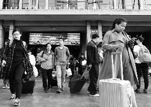 火车站旅客熙熙攘攘,秩序井然。首席摄影记者 吴宁/摄
