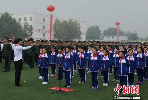 10月1日9时许,伴随着雄壮的国歌,鲜艳的五星红旗在雄安新区容城县容城中学操场升起。这是雄安新区设立之后,首次举行庆祝国庆“升国旗、唱国歌”仪式。图为合唱《歌唱祖国》等曲目。<a target=\'_blank\' href=\'http://www.chinanews.com/\'>中新社</a>记者 韩冰 摄 10月1日9时许,伴随着雄壮的国歌,鲜艳的五星红旗在雄安新区容城县容城中学操场升起。这是雄安新区设立之后,首次举行庆祝国庆“升国旗、唱国歌”仪式。中新社记者 韩冰 摄
