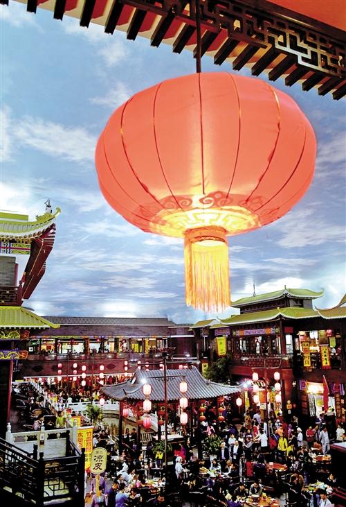 10月3日，游客在开封小宋城美食街游玩。 新华社记者 朱 祥摄