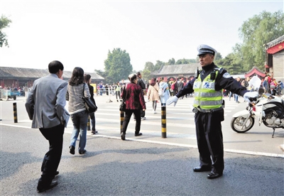 10月6日,汪文国在颐和园东宫门片区疏导交通。海淀交警支队中关村大队供图