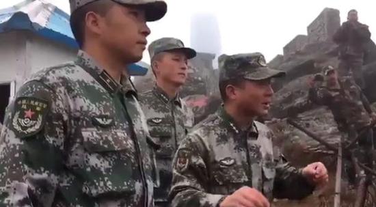 印度防长与中国解放军边防官兵面对面交流，表示“你好”。（视频截图）