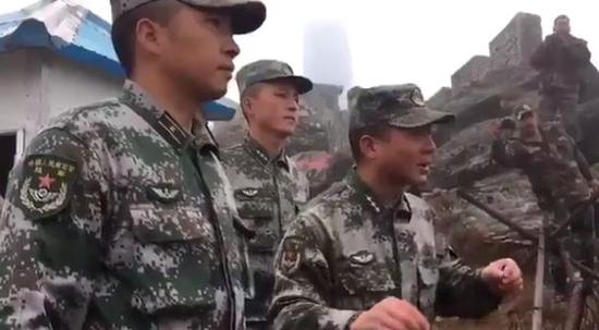 印度防长与中国解放军边防官兵面对面交流,表示“你好”。(视频截图)