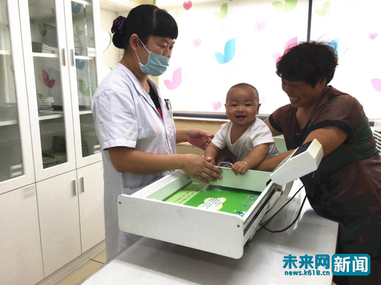 永康经济开发区卫生院，一位家长带孩子在“五心合一”优生优育指导中心。未来网记者贺卓辉 摄