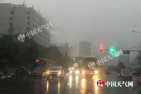 北京今晨雨雾天气影响早高峰。（图/赵嫣嫣）