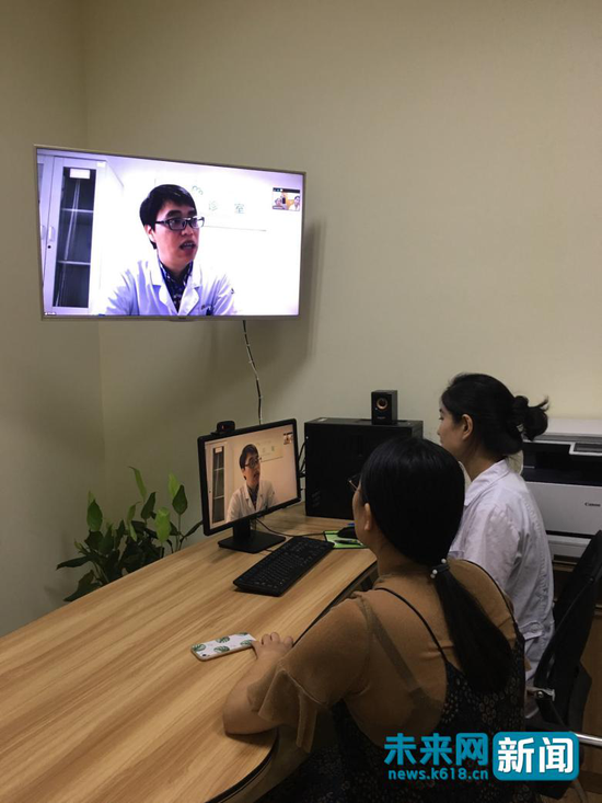 宁波市江北区妇幼保健计划生育服务中心云诊室，一位孕妇通过大屏幕实时与三甲医院医生进行对话咨询。未来网记者贺卓辉 摄