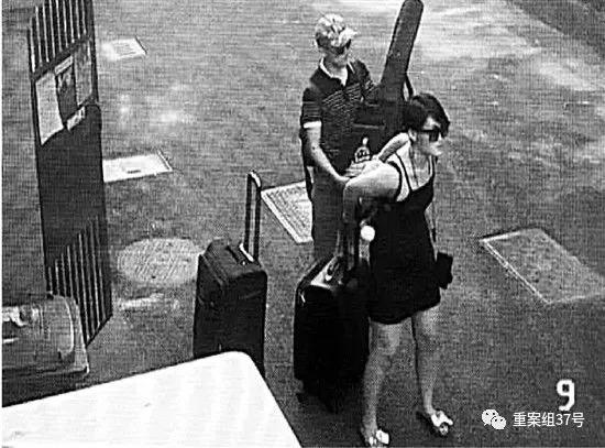 ▲婚房出租5天被“洗劫一空” 监拍年轻租客夫妇搬运小区监控录像。 新京报“我们视频”出品