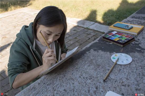 她团队里所有的服务人员都是从村子上聘请的,一个月2000元工资,这对于平时完全在家照顾孩子的家庭妇女来说,是不小的数目。