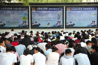 9月14日,燕郊,工作人员将非法传销人员集中起来,分批上反洗脑教育课,教育后,传销人员要签不再参与传销的承诺书