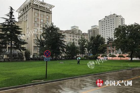 北京今晨雨水仍在持续，体感寒凉。