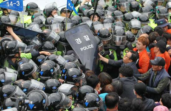 9月7日，在韩国庆尚北道星州郡，韩国民众在“萨德”部署地附近与警方发生冲突。 （新华社）