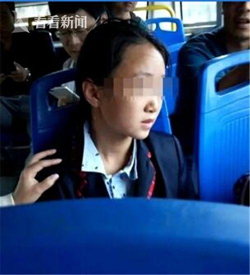 王女士告诉记者,她发现婷婷时,婷婷正坐在公交车后排,看起来状态不错,说是早饭也吃过了了。王女士赶紧跟婷婷爸爸取得联系。