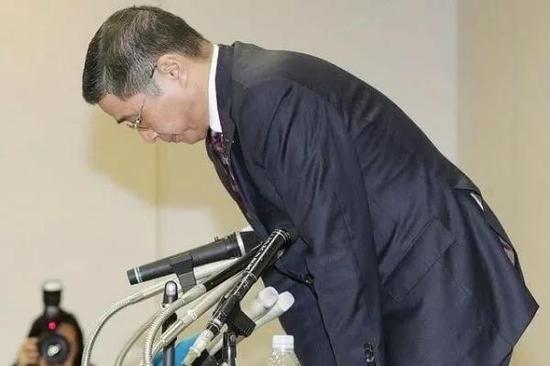 ▲10月2日,日产汽车社长兼CEO西川广人在记者会上就不合规范事件道歉。