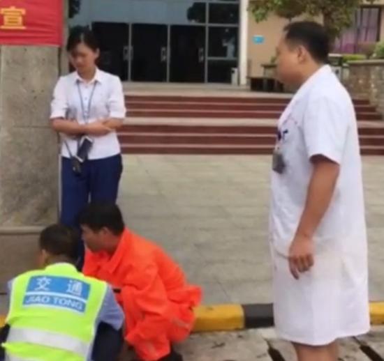 韦医生跟宾阳服务区的几名员工交涉了十几分钟。 视频截图