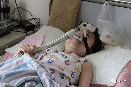靠呼吸机维持生命的庞贝氏症患者。 本文图片均来自微信公众号“深一度”(除署名外)欣雨还是走了。