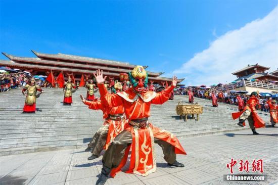 十一黄金周期间，天朗气清，惠风和畅，浙江横店影视城各景区游人如织、人头攒动。 景区供图