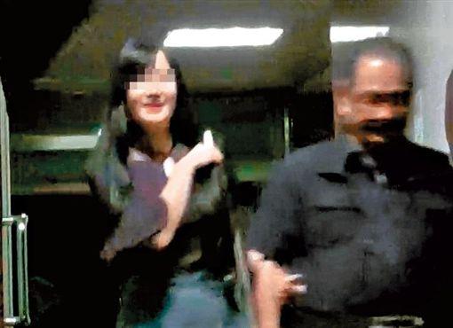 1507797045287182.jpg 民进党大佬吴乃仁被曝携女伴深夜出入酒吧。(图片来源:台媒)